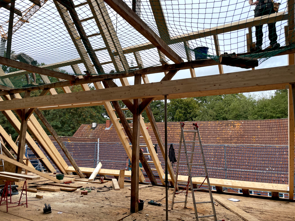 Die vier Dachfelder für jeweils zehn Dachfenster werden von großen Rahmen mit Wechseln aus Holzleimbindern gebildet