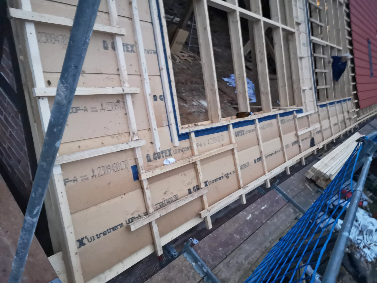 Auf den neuen Sparren wurde eine Aufsparrendämmung aus Holzweichfaserplatten von Gutex verlegt