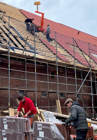 Das Dach deckten die Handwerker mit neuen Doppel-S-Betondachsteinen von Braas ein, wie sie bereits im Bestand vorhanden waren