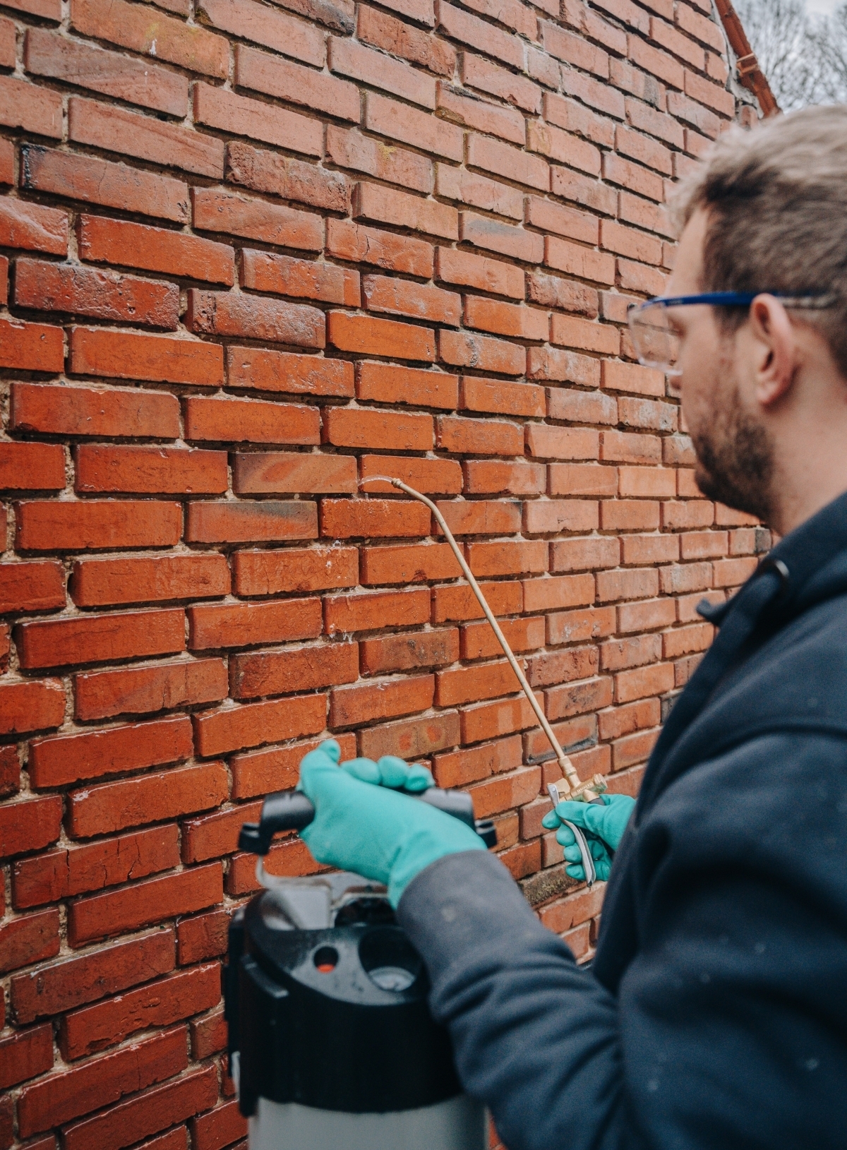 Flüssige „Funcosil“-Imprägnierungen werden drucklos aufgetragen und erreichen auch porentiefe Bereiche – für eine zuverlässige Hydrophobierung stark saugender Untergründe bei gleichzeitig geringer Aerosolbildung