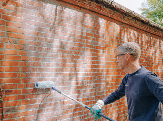 Flüssige „Funcosil“-Imprägnierungen werden drucklos aufgetragen und erreichen auch porentiefe Bereiche – für eine zuverlässige Hydrophobierung stark saugender Untergründe bei gleichzeitig geringer Aerosolbildung