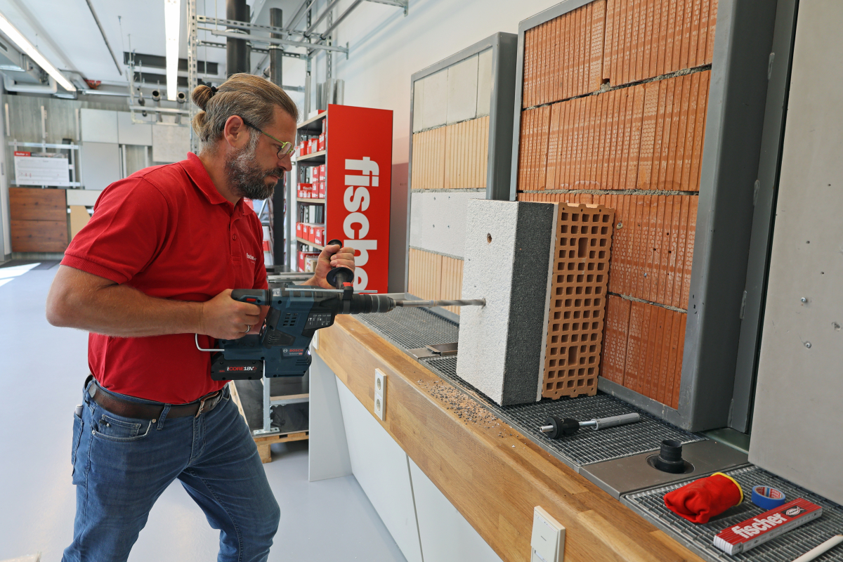 Bohrdurchmesser und -tiefe gemäß der Tabelle „Montagedaten“ wählen