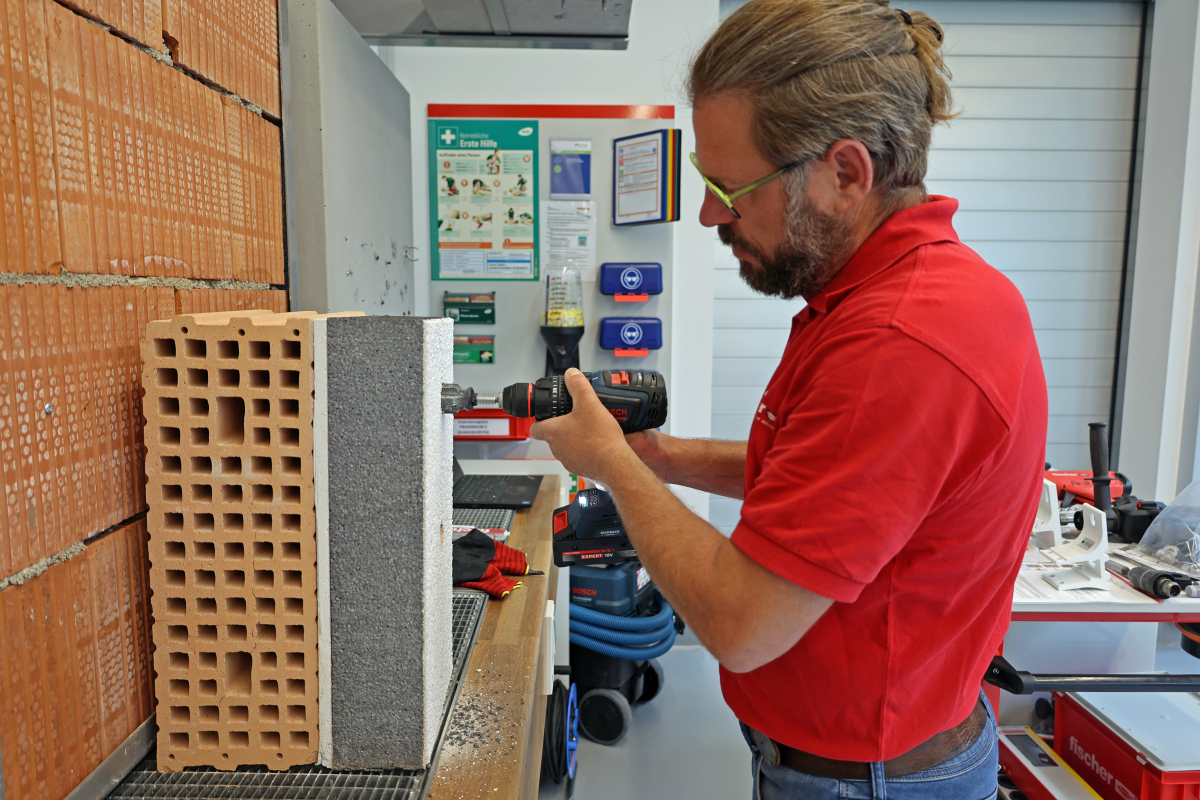 Putz und Dämmung mit dem „TherMax II“ ausfräsen bis der Konus bündig zur Oberfläche positioniert ist, dann den „TherMax II“ rausziehen