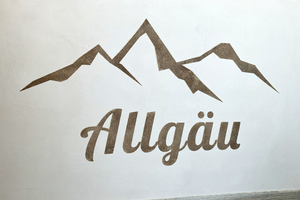  Das fertige Motiv setzt Akzente auf der Wand 