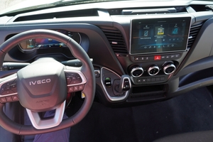  Komfortables Cockpit mit Lederlenkrad, übersichtlichen Instrumenten und einer elektrischen Feststellbremse  