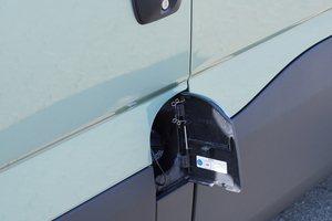  Der Tankdeckel sitzt bei der Diesel-Variante des Transporters direkt unter dem Griff der Fahrertür 