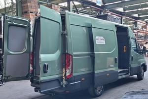 Trittstufe sowie je ein Haltegriff am Heck und an der seitlichen Schiebetür erleichtern das Be- und Entladen des Transporters 