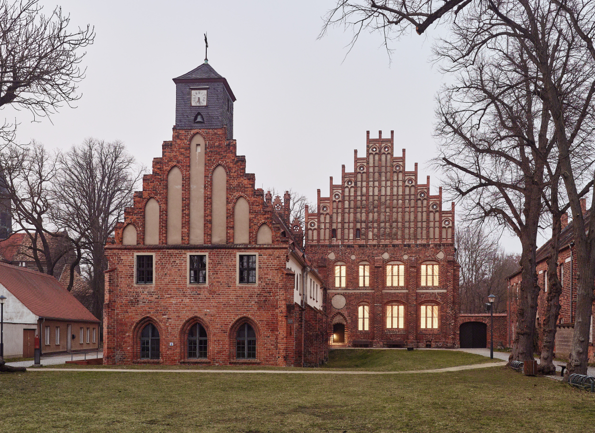 Linker Hand das Siechenhaus mit schlichterem Giebel, rechts daneben das Abtshaus, nach hinten versetzt