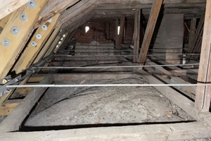  Oberhalb des Gewölbes im Obergeschoss mussten Wartungsgänge an der hölzernen Dachkonstruktion fixiert werden ohne die Gewölbekappen zu berühren 