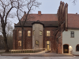 Über eine großzügige Rampenanlage wird das Museum nun von der Westseite barrierefrei erschlossen
