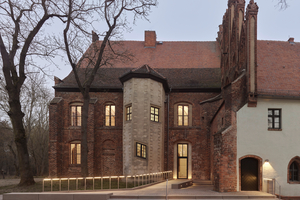  Über eine großzügige Rampenanlage wird das Museum nun von der Westseite barrierefrei erschlossen 