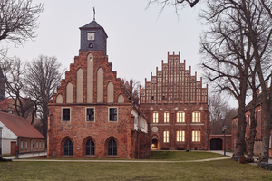  Linker Hand das Siechenhaus mit schlichterem Giebel, rechts daneben das Abtshaus, nach hinten versetzt 