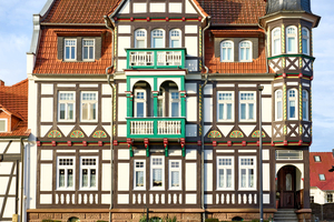  Historische Ästhetik in Verbindung mit zeitgemäßem Substanzschutz: Der Malerfachbetrieb Bergener revitalisierte die geschmückte Fassade eines Fachwerkhauses in Niederorschel 