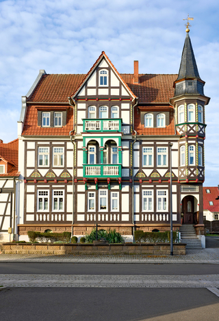 Historische Ästhetik in Verbindung mit zeitgemäßem Substanzschutz: Der Malerfachbetrieb Bergener revitalisierte die geschmückte Fassade eines Fachwerkhauses in Niederorschel