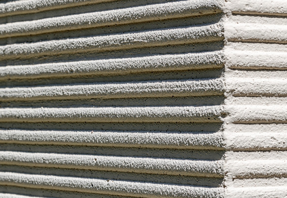 In nur vier Arbeitsschritten entstehen optisch an-sprechende Kammzugoberflächen. Grundlage dafür ist ein mineralischer Systemaufbau von Bril-lux