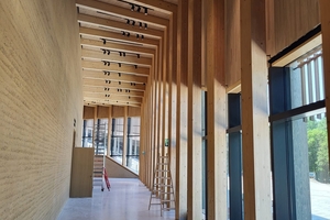   Die Stampflehmwand ist rund 140 Meter lang und bis zu 8 Meter hoch (links) Es wurden rund 1.200 m² Holzrahmenbau-Wände verbaut  