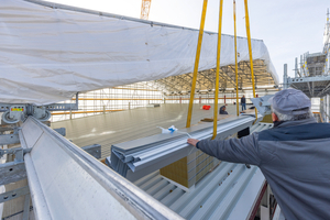  Das verfahrbar ausgebildete Wetterschutzdach mit 25 m Spannweite kann für eine Materiallieferung temporär geöffnet werden 