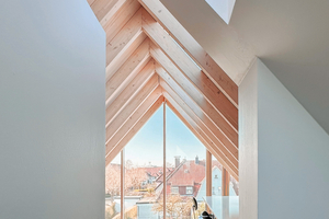  Durch die großzügig verglaste Stirnseite des Anbaus und die vier Dachfenster entsteht im Spitzboden ein helles Arbeitszimmer 