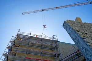  Stück für Stück wird die Waschbetonfassade der denkmalgeschützten Stadthalle in Braunschweig mit Hilfe eines Krans demontiert 