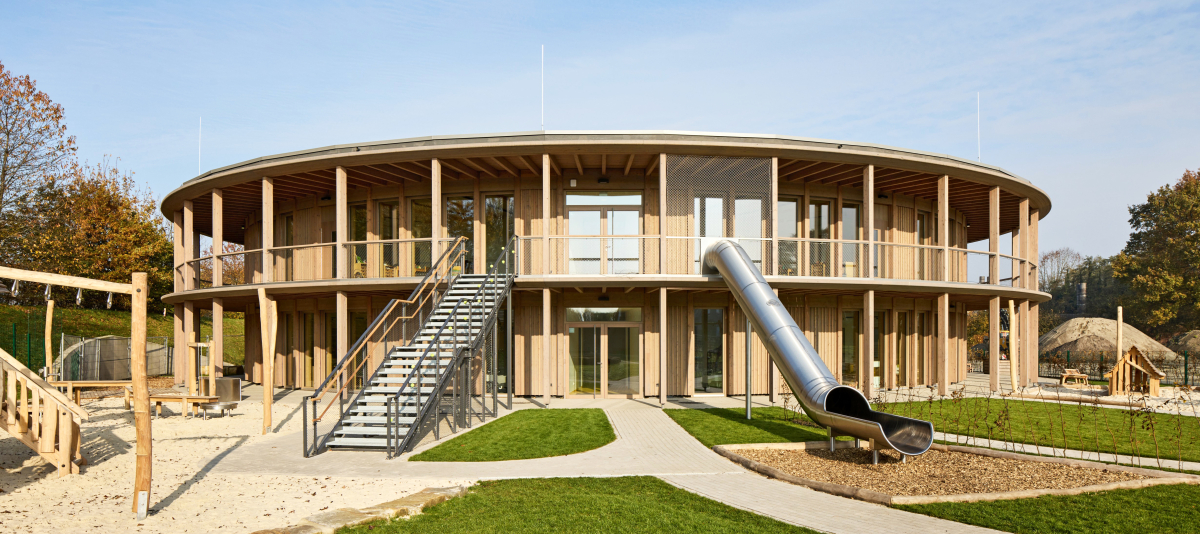 Die Kita ?Wilde Wiese? der Stadt Ahaus: Der kreisförmige Baukörper und die sichtbare Holzkonstruktion prägen das architektonische Konzept von Weitkamp + Partner _ Architekten und Ingenieure