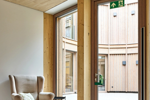  Tragwerk, Decke und Fensterbereiche zeigen bewusst die Holzbauweise. Der wohngesunde Brillux Innenausbau ergänzt das nachhaltige Konzept mit konservierungsmittelfreien Beschichtungen 