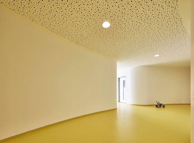 Die Kita ?Wilde Wiese? der Stadt Ahaus: Der kreisförmige Baukörper und die sichtbare Holzkonstruktion prägen das architektonische Konzept von Weitkamp + Partner _ Architekten und Ingenieure