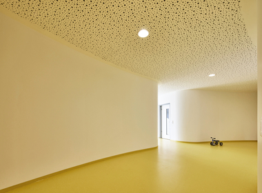 Die Kita ?Wilde Wiese? der Stadt Ahaus: Der kreisförmige Baukörper und die sichtbare Holzkonstruktion prägen das architektonische Konzept von Weitkamp + Partner _ Architekten und Ingenieure