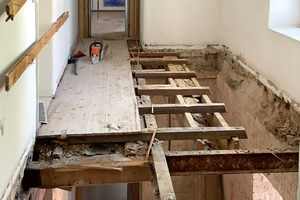  Die Holzbalkendecke im Erschließungsflur zwischen Erd- und Obergeschoss musste in diesem Bereich ausgetauscht werden 
