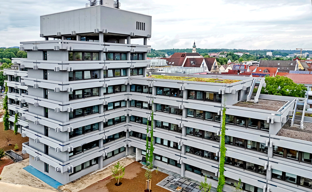 Das Rathaus in Aalen besticht durch seine roh belassene Sichtbetonfassade, die nun saniert werden musste
