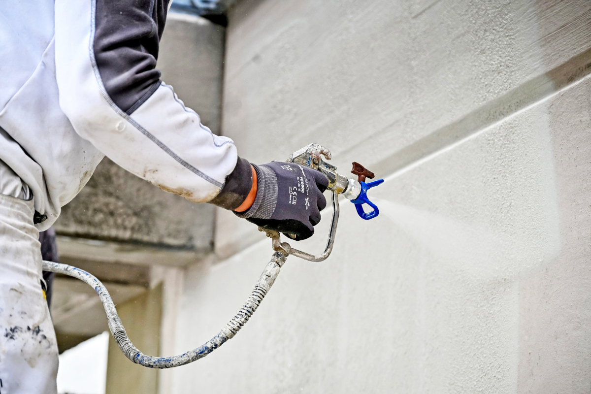 Applikation des ?Sikagard-555 Elastic?, der Deckbeschichtung des ?Sikagard Betonimmunsystems?