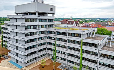 Das Rathaus in Aalen besticht durch seine roh belassene Sichtbetonfassade, die nun saniert werden musste