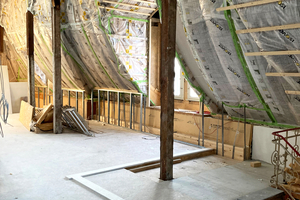  Im Treppenhaus steht die „Brandwand“ auf einer Massivwand, im Dachgeschosses – zum zuverlässigen Schutz des Holzbodens – auf Streifen aus „Rigips Glasroc F (Ridurit)“  