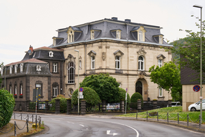  1897 wurde die Villa Michels in bester Lage direkt am Rhein fertiggestellt. Noch heute beeindruckt das Bauwerk mit seiner hellen Tuffsteinfassade und einem konkaven Mansarddach 