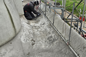  Der Untergrund wurde gereinigt und geschliffen, bevor die Grundierung mit dem „Triflex Cryl UniPrimer 285“ aufgetragen wurde 