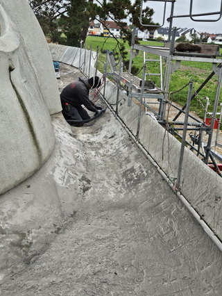 Der Untergrund wurde gereinigt und geschliffen, bevor die Grundierung mit dem „Triflex Cryl UniPrimer 285“ aufgetragen wurde