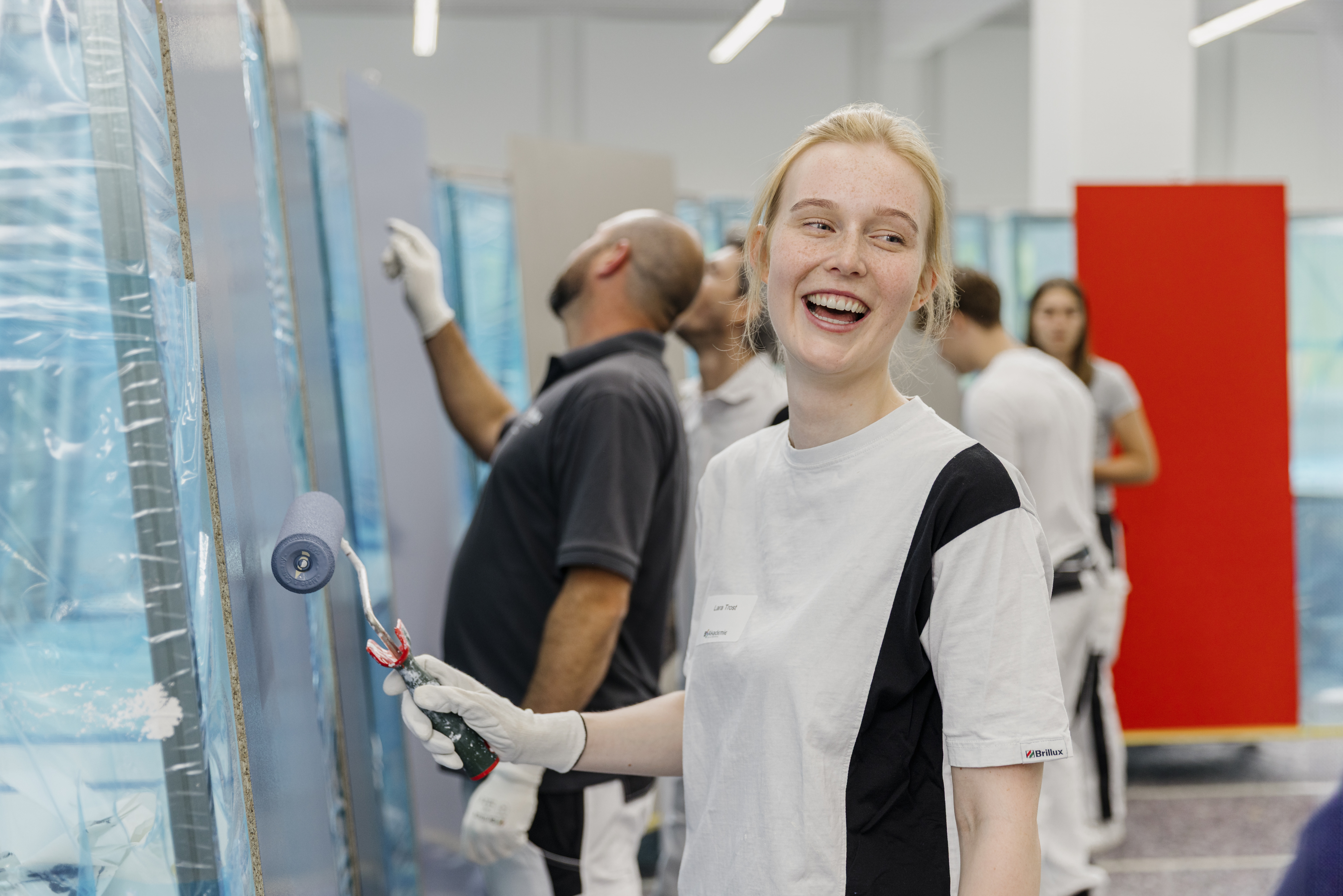 Junge Malerin auf einem Seminare der Brillux Akademie