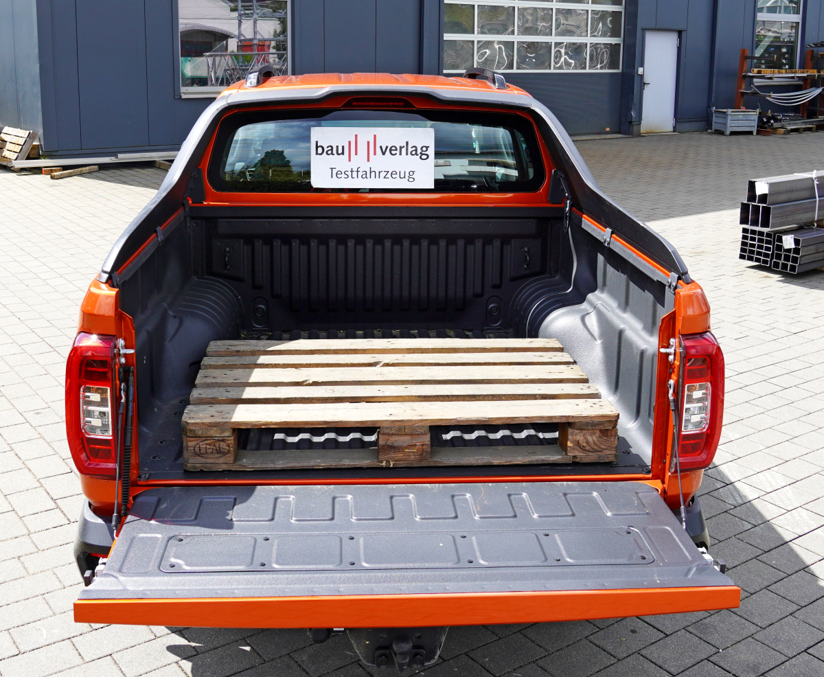 Die Ladepritsche bietet Platz für eine Europalette. Die maximale Nutzlast des Pick-ups beträgt 975 kg