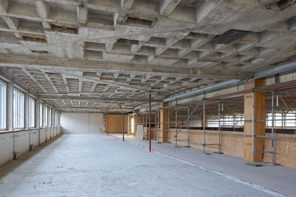 Im Saalbau wurden die Trennwände komplett abgenommen und erneuert. Bei der Decke handelt es sich um eine Stahlbetonkassettendecke