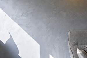  Im Wohnzimmer bildet der Marmor-Feinputz ?Creativ Sentimento 78? das Pendant zur ?Creativ-Tenero?-Wand 