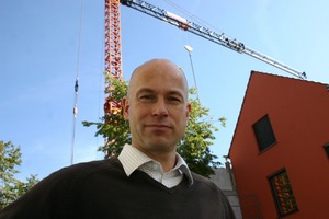  Thomas Wieckhorst, verantwortlicher Redakteur, vor dem Passivhaus des Architekturbüros Spooren  Kontakt: 05241/801040, thomas.wieckhorst@bauverlag.de 