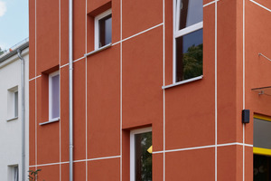  Kategorie Öffentliche Gebäude, 1. Preis: Minimalistisches Fassadensanierungs-Konzept eines Schulgebäudes im brandenburgischen Tauche 