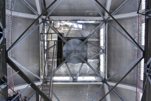  Blick unter die Decke der "Kathedrale" vor dem Umbau. In der Mitte ist das Gegengewicht des 11 m hohen "U" zu sehen 