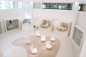  Die acht Beratungskuben, die in die Wand integriert wurden, gewähren einen freien Blick in den zentralen Loungebereich 