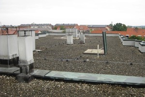  Vor der Sanierung: ein schadhaftes Dachschichtenpaket mit undichten Bitumenlagen und durchnässter Wärmedämmung machte die komplette Erneuerung erforderlich 