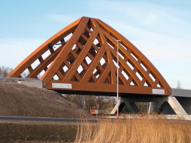  Die Brücke Sneek I hat ein Gewicht von 400 Tonnen und überspannt – wie der kleine Bruder Sneek II – die Autobahn 7 südlich von Sneek<br /> 