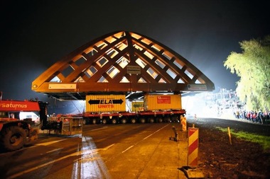  <div class="99 Bildunterschrift_negativ">Die Brücke wurde mit fahrbaren Ebenen nachts vom Montageplatz zum eigentlichen Standort gebracht </div> 