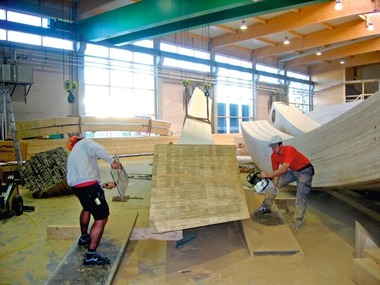  Rechts: Nach dem Verleimen wurden die überdimensionalen Binder geschliffen und auf Maß zugesägt 