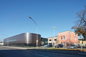  Den futuristischen Neubau nach Plänen des Ulmer Architekturbüros Braunger Wörtz Architekten verbindet ein gläserner Baukörper mit dem Altbau der ehemaligen Kanonenfabrik 