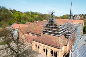  Bei der Renovierung der Dächer und Fassaden der Klosterkirche Maulbronn wurde das Arbeitsgerüst an Holzleimbindern abgehängt  Fotos: Layher 