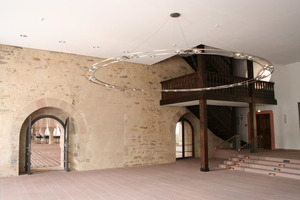  Hölzerne Treppenkostruktion vor einer Wand mit uraltem Kalkputzresten 